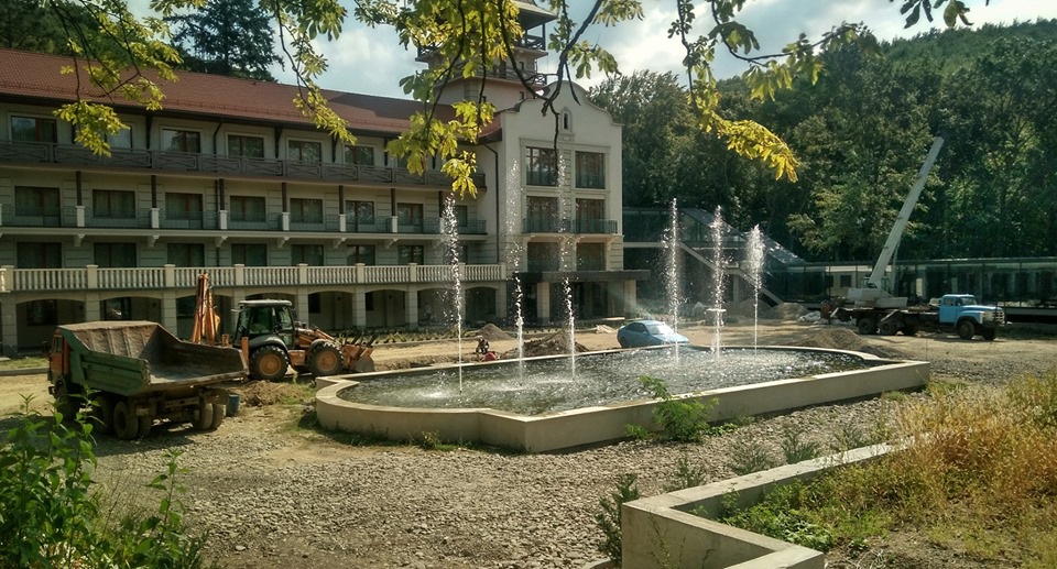 У Невицькому на Ужгородщині "як дві краплі води" відновили фонтан (ФОТО)