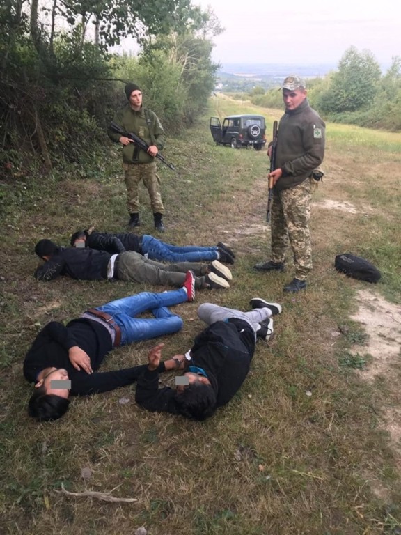 Успішне затримання: на закарпатському кордоні із Словаччиною впіймали групу нелегалів (ФОТО)