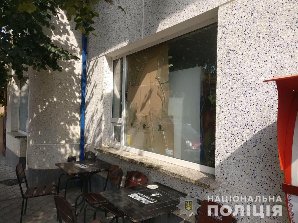 Понівечена автівка та розбите вікно магазину: у Хусті затримали місцевого дебоширу (ФОТО)
