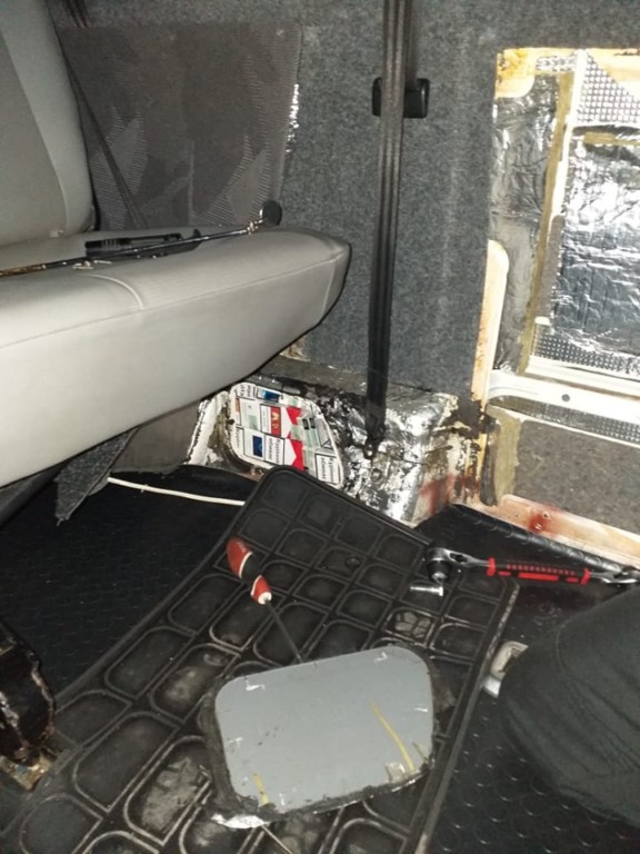 На кордоні Закарпаття виявили 364 пачки сигарет запхані у бокові стінки авто (ФОТО)
