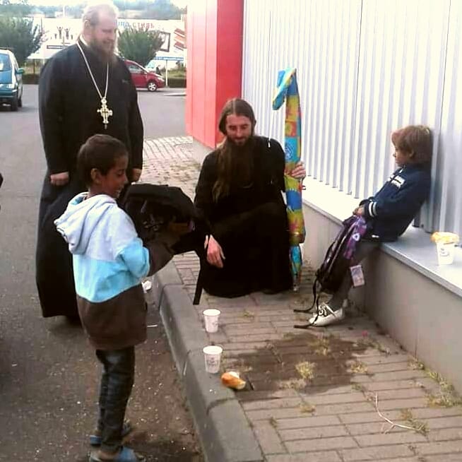 На коліна перед дітьми: священник в Іршаві приклонився перед ромами (ФОТО)