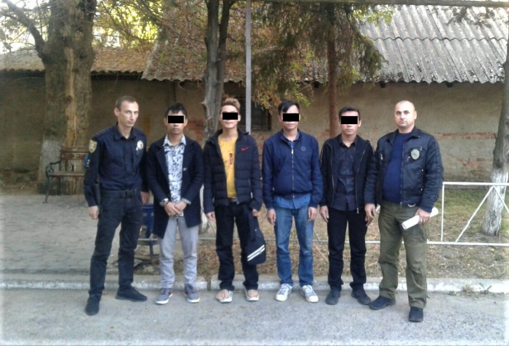 Під час спецоперації в Ужгороді на вулиці затримали групу осіб (ФОТО)