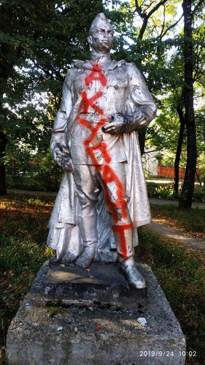 Наруга над пам'яттю: у Сваляві спаплюжили статую воїну (ФОТОФАКТ)