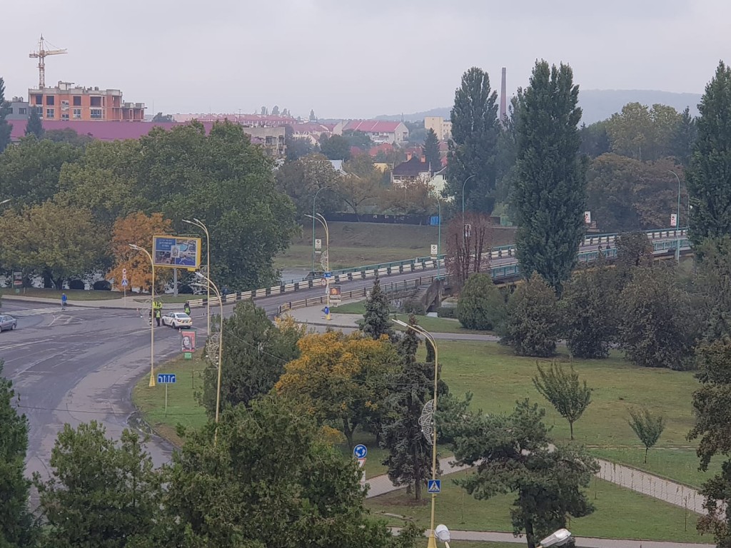 В Ужгороді правоохоронці перекрили транспортний міст (ФОТО)