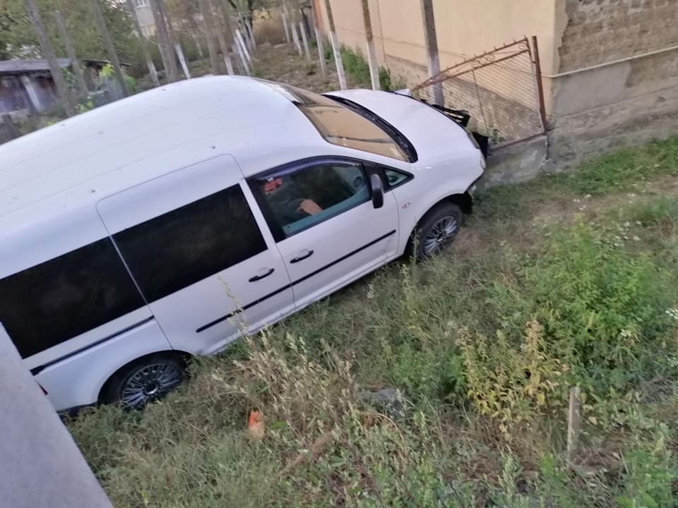 ДТП на Виноградівщині: автівка опинилася у кюветі та пошкодила паркан (ФОТО)