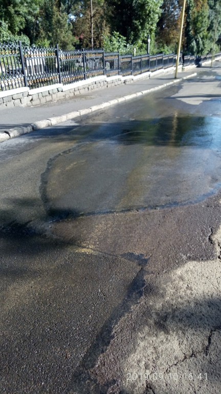Одну з вулиць Ужгорода кілька днів заливає вода з каналізації (ФОТО)