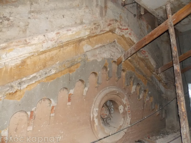 Журналісти показали, що знайшли у колишній синагозі Берегова (ФОТО)