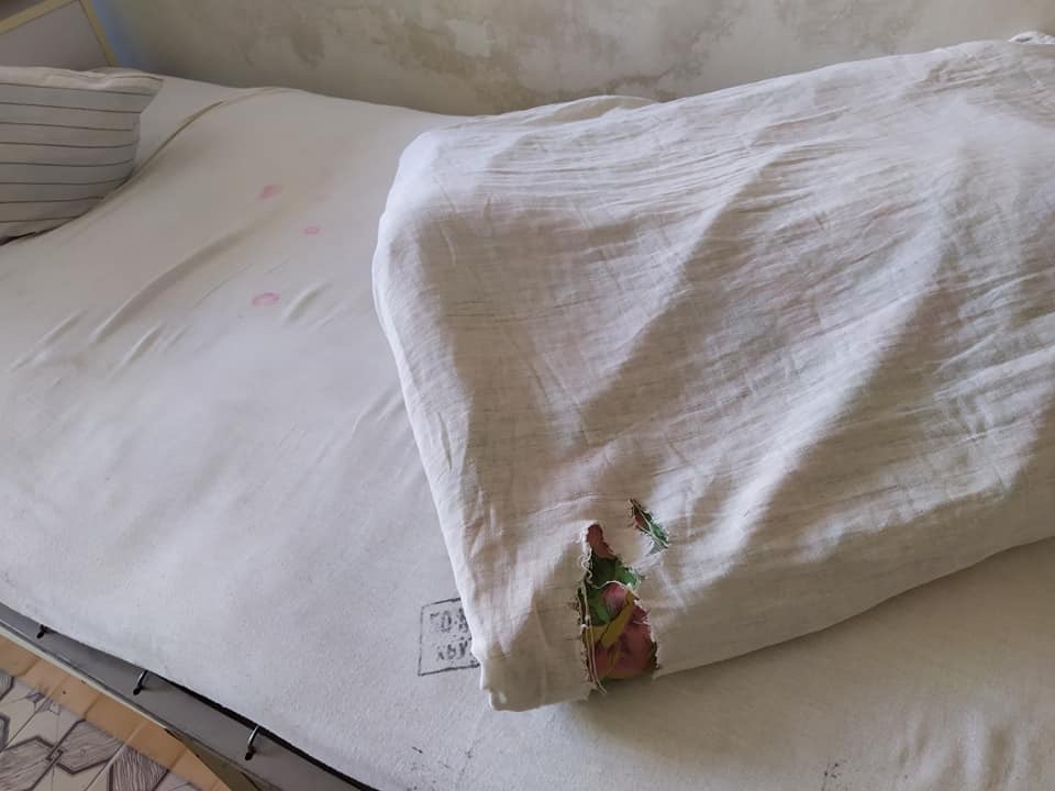 Брудні матраси та білизна з дирками: у мережі показали умови дитячої лікарні у Хусті (ФОТО)