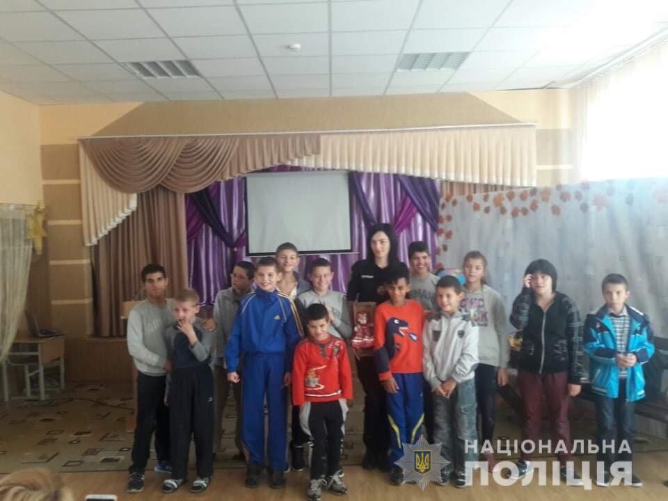 Мукачівські поліцейські провели правовиховну годину для школярів (ФОТО)