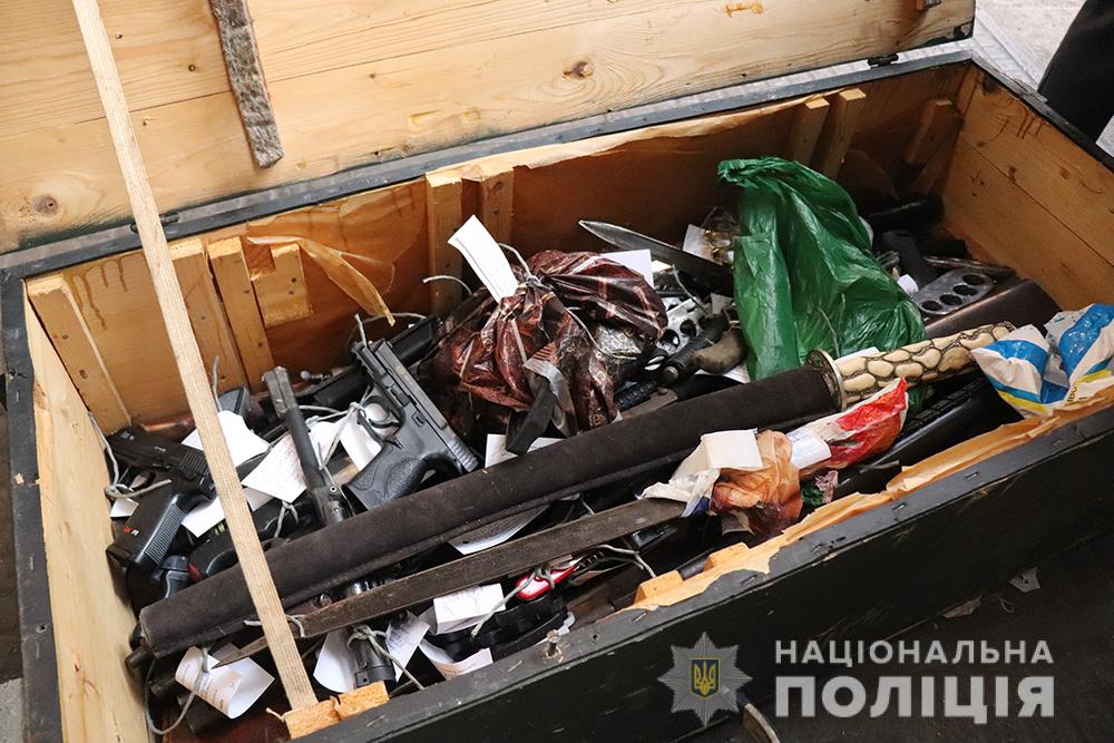 135 одиниць вогнепальної та холодної зброї переплавлено в печі одного з ужгородських заводів