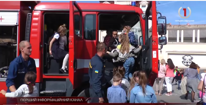 Дитяче свято влаштували у центрі Ужгорода з нагоди Дня рятувальника( ВІДЕО)