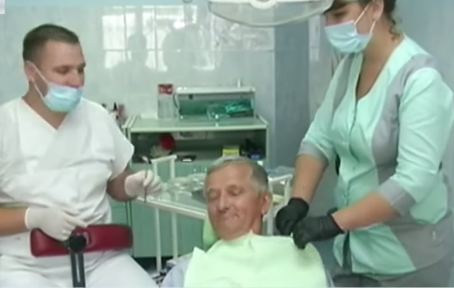 Лікар-добродій: на Ужгородщині стоматолог безкоштовно приймає літніх людей (ВІДЕО)