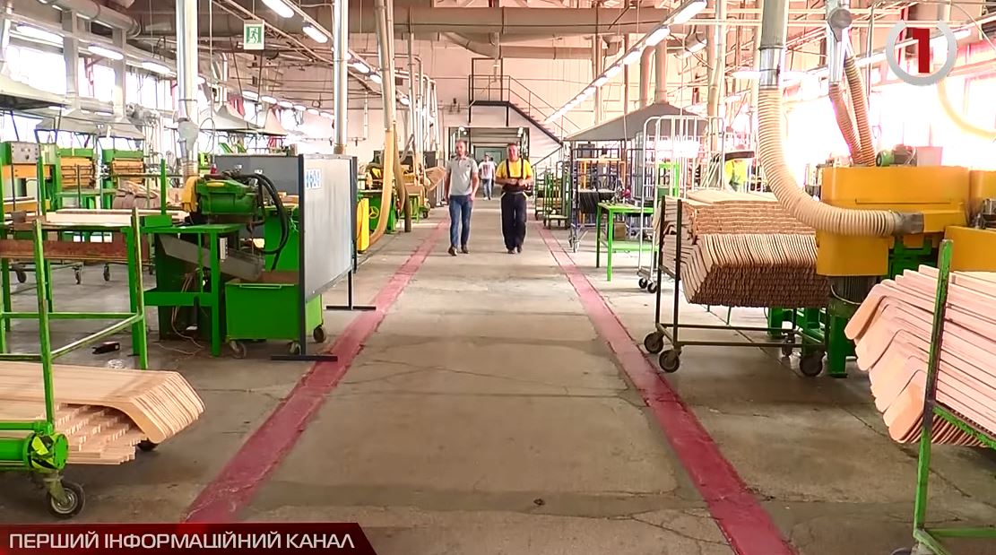 Голова Закарпатської ОДА проінспектував потужну фабрику із виробництва лиж у Мукачеві (ВІДЕО)