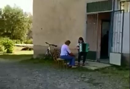 У дитячій школі мистецтв на Тячівщині уроки проводять в дворі (ВІДЕО)
