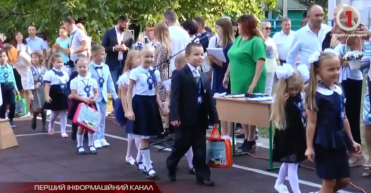 Сміх і сльози нових школярів в Ужгороді (ВІДЕО)