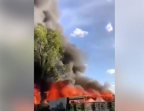 Масштабна пожежа в столичному гідропарку: елітний комплекс знищено вогнем (ВІДЕО)