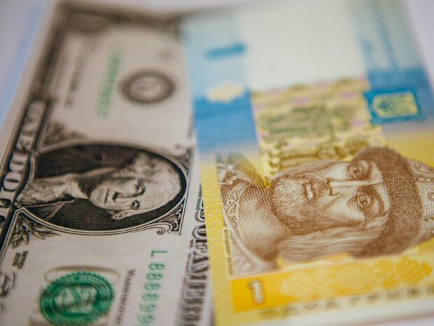 Долар продовжує своє падіння: курс валют на 19 вересня