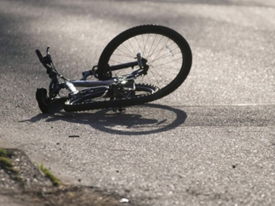 В Хусті велосипедист на швидкості впав під ноги пішоходу (ВІДЕО)