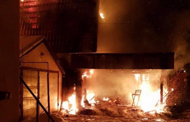 На Тячівщині вогонь з невідомих причин охопив та вщент зруйнував споруду