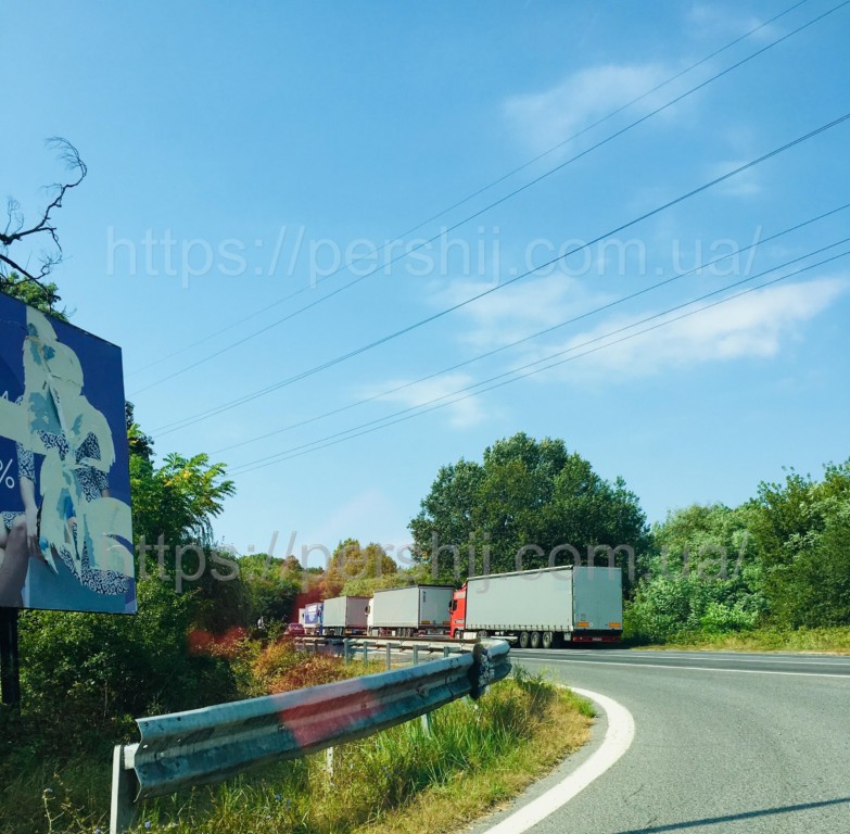 Вантажівки, що стоять у черзі до кордону зі Словаччиною, створюють аварійні ситуації