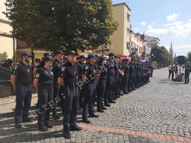 Покращити логістику: у Мукачеві урочисто відкрили набір у патрульну поліцію (ФОТО)