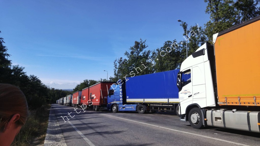 В Ужгороді на кордоні зі Словаччиною водії у чергах простоюють по 48 годин (ФОТО)