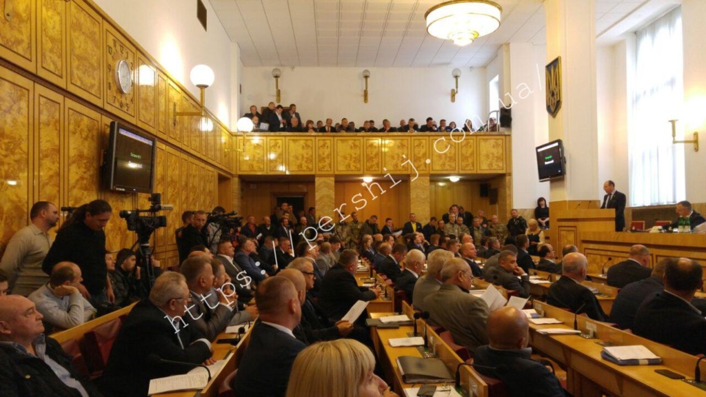 Скандальна сесія Закарпатської облради в Ужгороді набирає обертів (ФОТО)