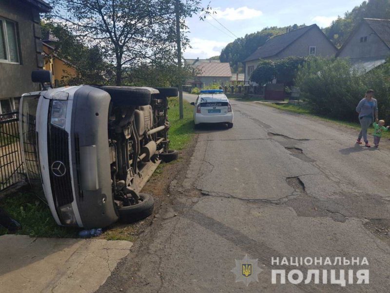 П’яний водій на Закарпатті наїхав на жінку і двох дітей (ФОТО)