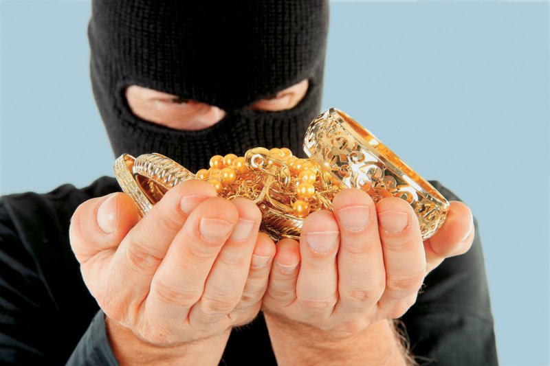 Закарпатська поліція впіймала крадія, який поцупив ювелірні вироби (ФОТО)