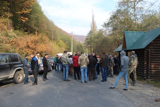 Об'єднали сили: на Тячівщині місцеві жителі вийшли на мітинг (ФОТО)