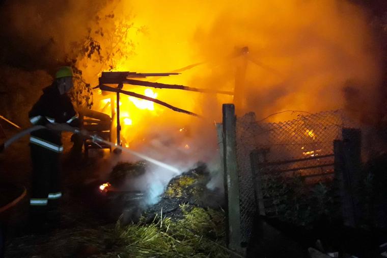 Вечірня пожежа на Рахівщині знищила 40 тонн сіна та оборог