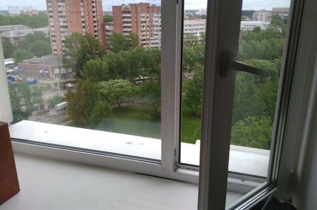 В Ужгороді однорічна дитина випала з балкону 5 поверху