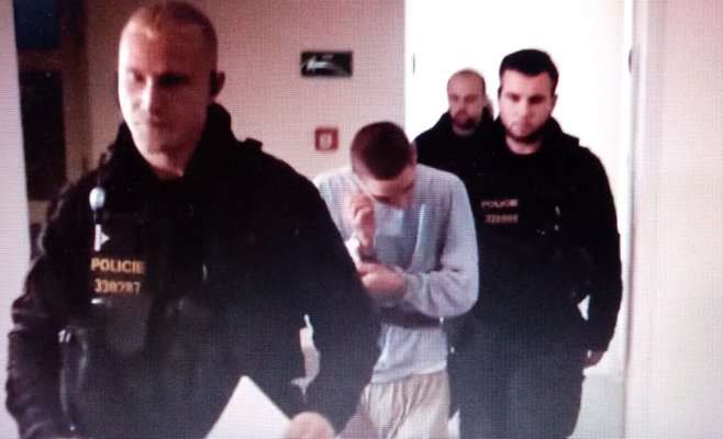 У місті Пльзень судять 19-річного українця за збройний напад на місцевого (ВІДЕО)