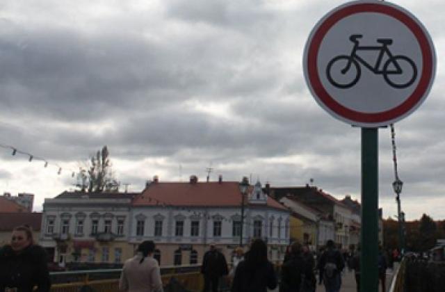 Правила не писані: ужгородським пішохідним мостом їздить транспорт (ВІДЕО)