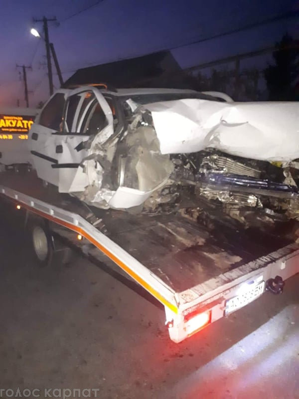 Смертельна ДТП на Закарпатті: авто зім’яло від удару, водій загинув (ФОТО)