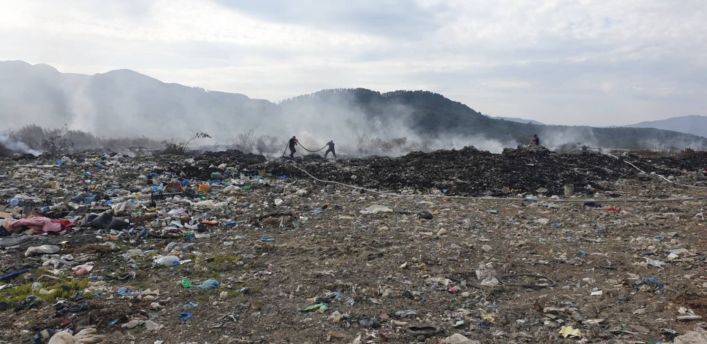 Масштабна пожежа на Хустщині: загорання на сміттєзвалищі приборкують більше доби (ФОТО)