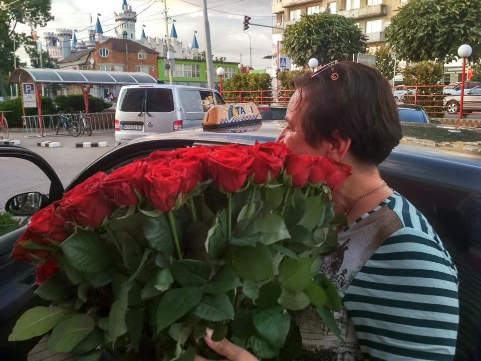 101 троянда для ужгородської таксистки (ФОТО)