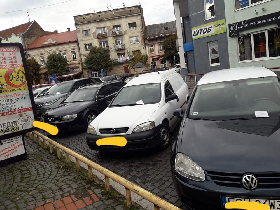 Порушники паркування у Мукачеві продовжують отримувати "листи щастя" (ФОТО)