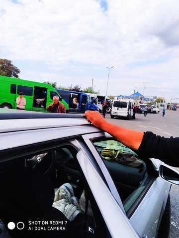 Десятки автівок та сотні подорожуючих: люди страйкують на одному із КПП на Закарпатті (ФОТО, ВІДЕО)
