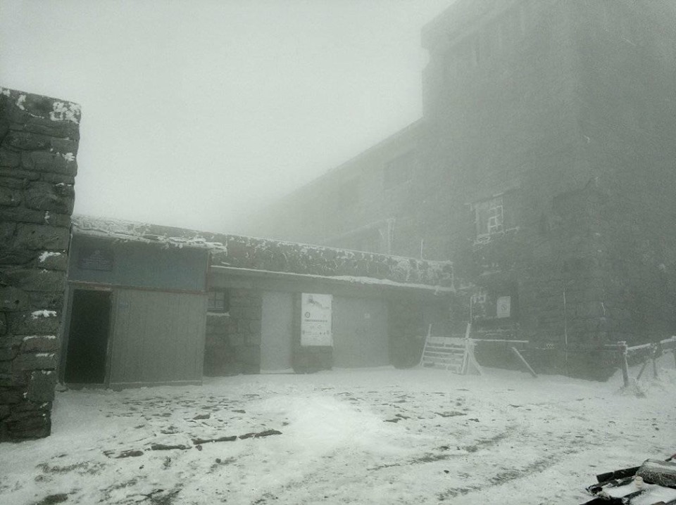 Хмари. туман та сніг: морозний ранок в Карпатах (ФОТО)