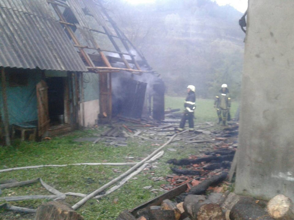 Вогнеборці надали подробиці ранкової пожежі на Закарпатті, яка забрала життя людини (ФОТО)