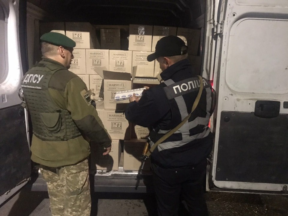 Нема кінця-краю: На Закарпатті виявили автобус з 200 ящиками сигарет без акцизних марок (ФОТО)