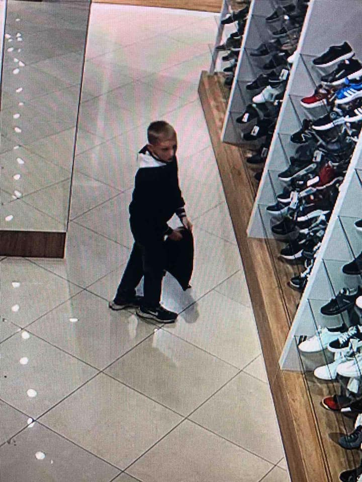 Малий крадій: В Ужгороді хлопчик вкрав собі кросівки (ВІДЕО)