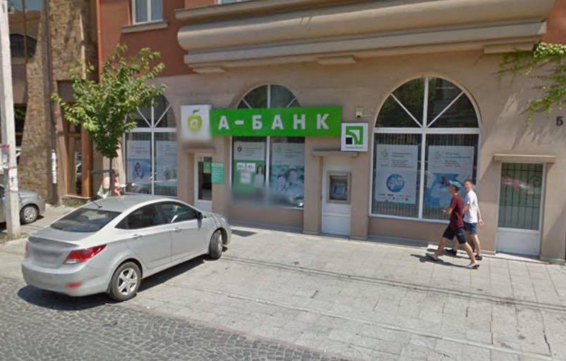 У Мукачеві невідомі в масках скоїли напад на співробітницю банку