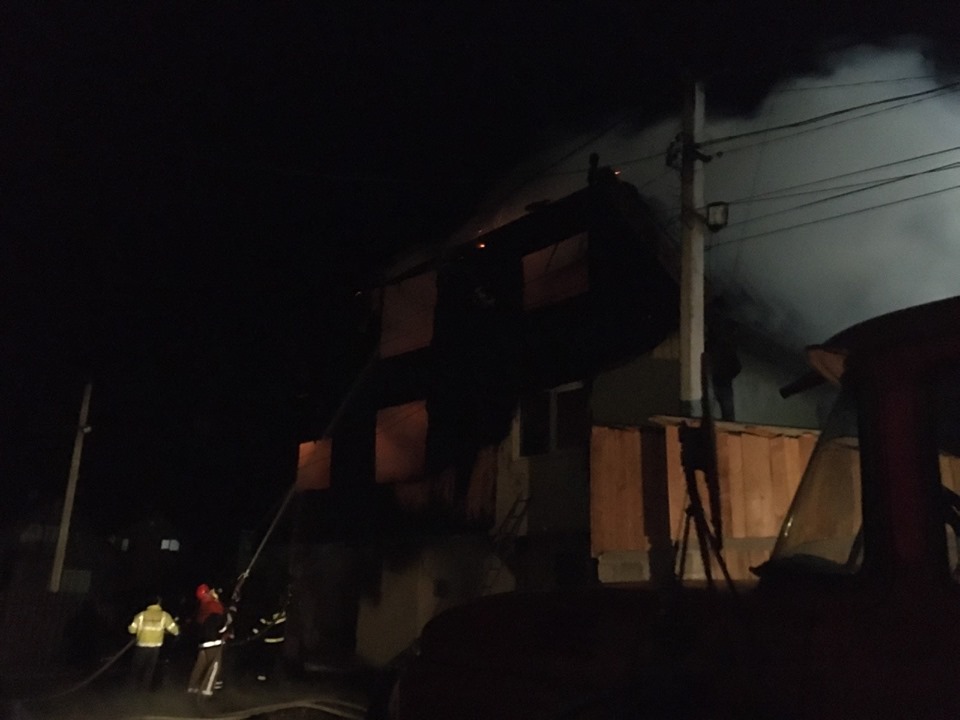 Масштабна пожежа на Рахівщині у будинку священика: подробиці від вогнеборців (ФОТО)
