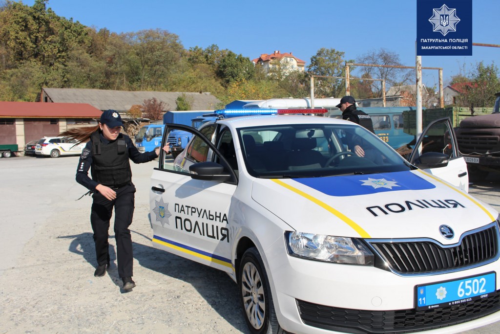 На Закарпатті поліцейські влаштували перегони на патрульних авто (ФОТО)