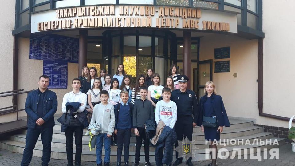 Закарпатські поліцейські провели екскурсію для школярів в експертній службі (ФОТО)
