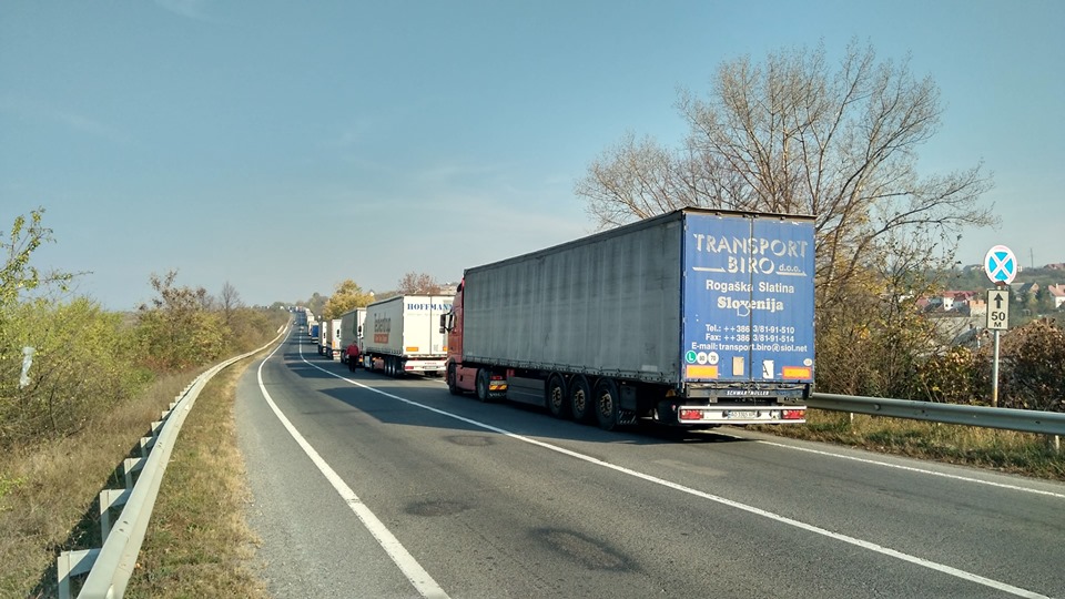 "Так і до Мукачева не далеко": черга з вантажівок на КПП "Ужгород" перевищила десяток кілометрів (ФОТО)