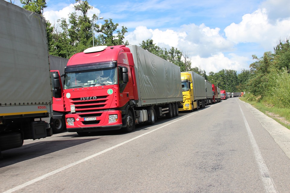 Стоять не одну добу: на одному із КПП на Закарпатті у чергах застрягли 350 вантажівок
