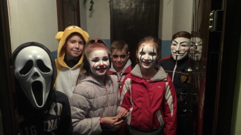 "Цукерки або гроші!" Ужгородські діти у Хелловін ходять по квартирах (ФОТО)